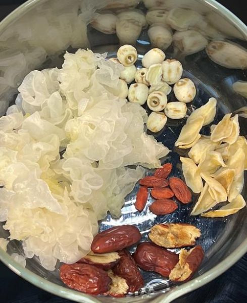 孕妇可以吃银耳莲子羹吗_孕期吃银耳莲子羹的禁忌-第1张图片-星辰妙记 孕妇可以吃银耳莲子羹吗_孕期吃银耳莲子羹的禁忌-第1张图片-星辰妙记