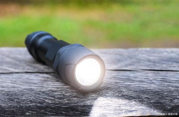 手电筒照镜头会损坏吗_如何避免眩光-第1张图片-星辰妙记 手电筒照镜头会损坏吗_如何避免眩光-第1张图片-星辰妙记