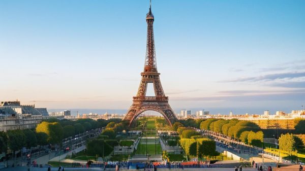 埃菲尔铁塔有多高_埃菲尔铁塔为什么建造-第1张图片-星辰妙记